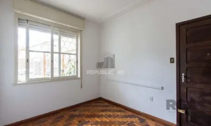Apartamento térreo, com pátio, 2 quartos - Bairro Menino Deus
