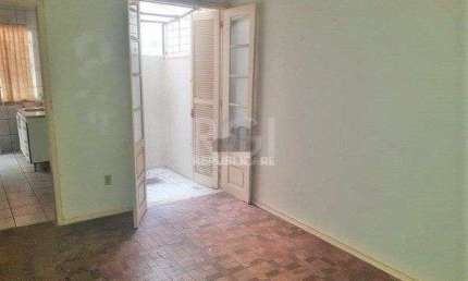 Apartamento na Cidade Baixa de 1 dormitório térreo desocupado