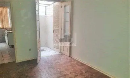 Apartamento na Cidade Baixa de 1 dormitório térreo desocupado