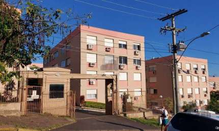 Apartamento de dois dormitórios com uma vaga de garagem no bairro Cristal em Por