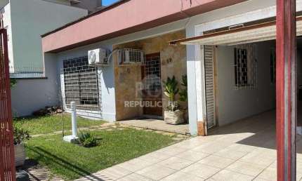 Casa semi mobiliada, 3 dorms, 3 vagas de garagem, Bairro Ponta Porã
