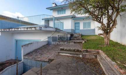 Casa com piscina em localização nobre no bairro Tristeza com vista para Rio Guaí