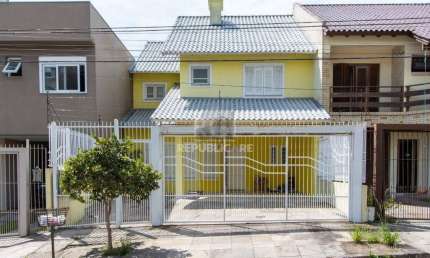 Uma suíte, estar íntimo, living 2 ambientes, lareira, lavabo, cozinha mobiliada,