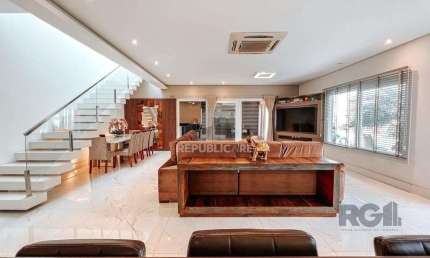 Excelente residência com aproximadamente 219m² privativos,