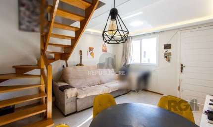 Casa em condomínio,  possui 2 dormitórios, sala para 2 ambientes e 1 vaga.