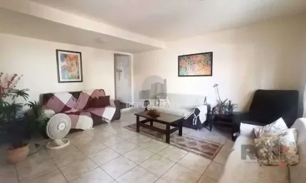 Sobrado 5 dormitórios, 4 suites, pátio, piscina, 1 vaga - Bairro Menino Deus