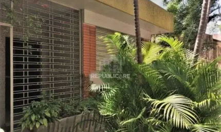 Casa de 3 dormitórios  4 vagas amplo terreno - Menino Deus