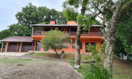Sobrado para Venda - 200m², 3 dormitórios, sendo 1 suites, 3 vagas - Belém Novo
