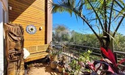 EXCELENTE CASA COM 3 DORMITÓRIOS, 1 SUÍTE E VAGA DE GARAGEM PARA 3 CARROS.