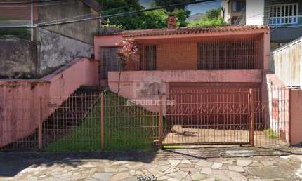 Casa com 03 dormitórios, churrasqueira, pátio com piscina e 5 vagas de garagem n