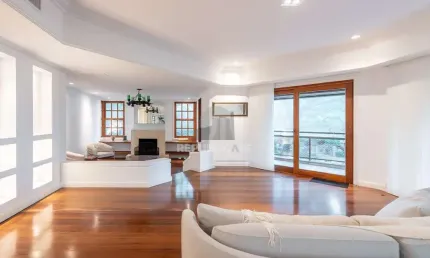 Vende-se apartamento de 309,10m² com 3 suítes e 3 vagas de garagem no bairro Aux