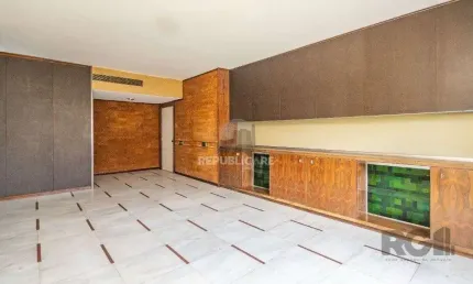Apartamento Imenso no Bairro Petrópolis! 232m2 privativos e 3 vagas de garagem