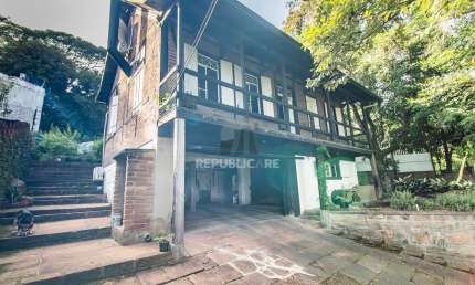 Casa Rústica (Enxaimel) com 3 pisos e pátios amplos.