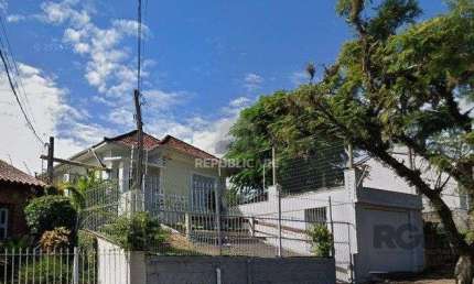 Casa 3 dormitórios,  1 vaga de garagem ampla e coberta.  Possui edícula com 3 pe