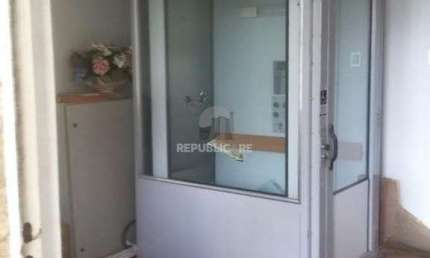 Casa com potencial residencial ou comercial, localizada em frente à Avenida Cris