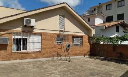 Casa com pátio e 3 dormitórios no Bairro Jardim Itu.