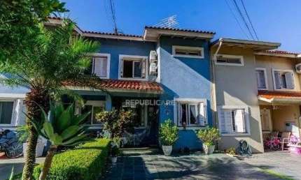 Casa sobrado em condomínio fechado na Vila Nova de 3 dormitórios e 2 vagas