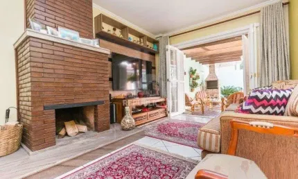 Casa para Venda - 258m², 3 dormitórios, sendo 1 suites, 4 vagas - Teresópolis
