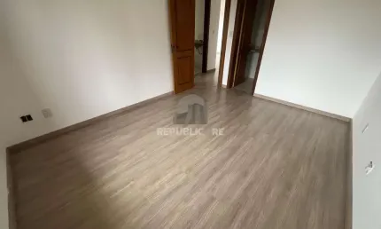 Apartamento de dois quartos, suíte e uma vaga de garagem no bairro Menino Deus
