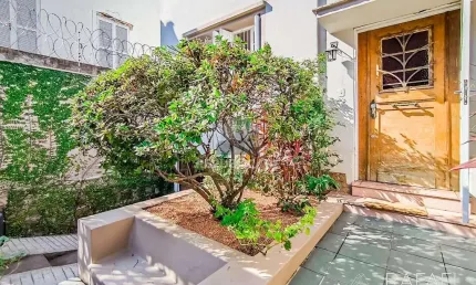 Casa impecável na Lopo Gonçalves com 4 dormitórios, garagem e pátio amplo
