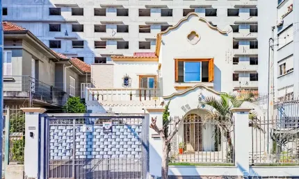 Casa com piscina e 5 vagas em frente ao Zaffari na Luiz Afonso