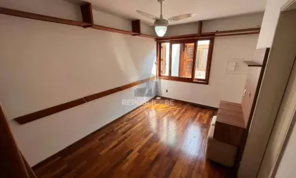 Apartamento de dois quartos e uma vaga de garagem no bairro petrópolis em poa/rs