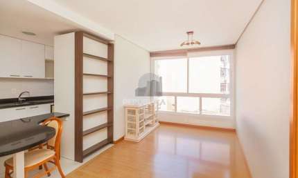 Apartamento com 1 dormitório e 1 vaga de garagem no Bairro petrópolis