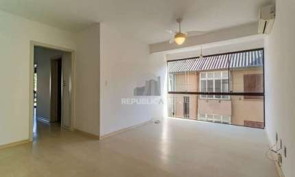 Apartamento com 3 dormitórios e 1 vaga de garagem no bairro Azenha.