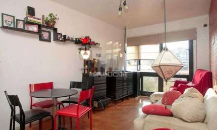 Apartamento semi mobiliado com 2 dormitórios na Sofia Veloso.