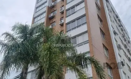 Apartamento semimobiliado e decorado no bairro Auxiliadora, com 91 m²