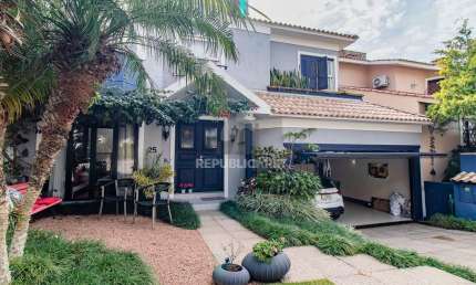 CASA DE 4 DORMITÓRIOS EM CONDOMÍNIO - 320 m² - 4 VAGAS DE GARAGEM