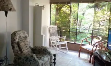 Apartamento de 2 dormitórios, 2 banheiros e 1 vaga de garagem no bairro petrópol