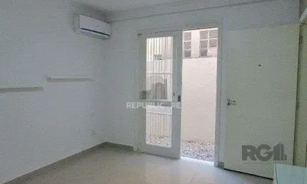 Apartamento com 1 Dormitório e Pátio Privativo no Bairro Petrópolis