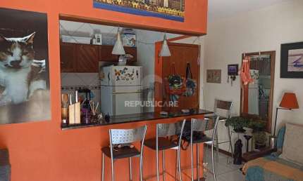 Vende-se apartamento de 1 dormitório com sacada e 47m² - Cidade Baixa
