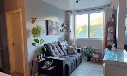 Apartamento de 2 quartos, cozinha planejada e 1 vaga escriturada.