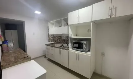 Apartamento para Alugar em Cidade Baixa com 54m² e 2 dormitórios/quartos disponí