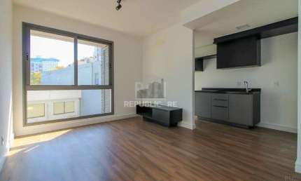 Semi mobiliado, 2 quartos (1 suíte) e 1 vaga. Infra completa e ótima localização