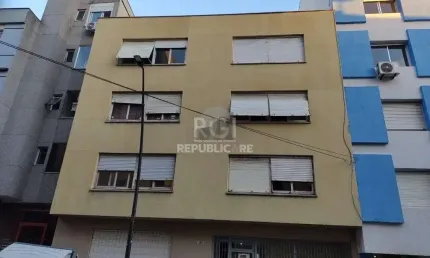 JK no Centro Histórico de Porto Alegre, com 26,01 m², cozinha com pia e armários
