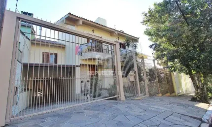 Casa para Venda - 250m², 3 dormitórios, sendo 1 suites, Teresópolis