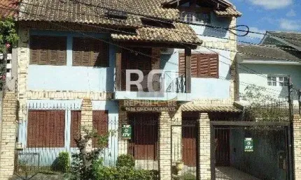 Casa à Venda – 320m², 3 Dormitórios (1 Suíte), 5 Vagas – Partenon