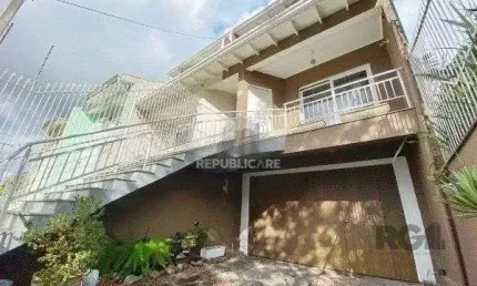 Vende-se belo sobrado com 3 quartos com suíte e 3 vagas cobertas - 182m² - Vila