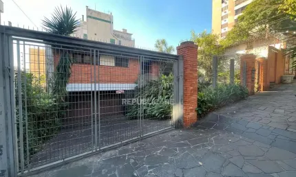 Casa de 3 quartos, suíte e 2 vagas de garagem bairro Auxiliadora em Porto Alegre