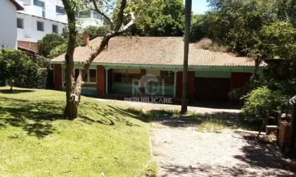 Casa para Venda - 244m², 2 dormitórios, 4 vagas - Teresópolis