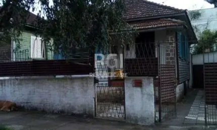 Casa para Venda - 300m², 2 dormitórios, 3 vagas - Teresópolis