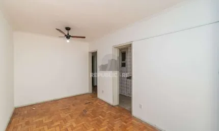 Apartamento de dois quartos com dependência no bairro Rio Branco em Porto Alegre