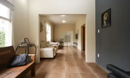 Casa semimobiliada com 188 m² de área privativa com 3 dormitórios sendo 1 suíte