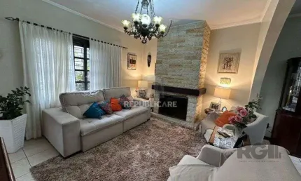 Vende-se ampla casa 3 quartos com hidro, 2 vagas, living com ladeira e salão de