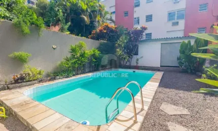 Casa com 255 metros privativos e pátio com piscina no Bairro Higienópolis