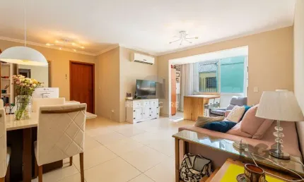 Apartamento de três quartos, suíte e uma vaga de garagem no bairro Petrópolis em