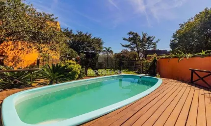 Casa de 3 dormitórios, no Bairro Ponta Grossa - Porto Alegre